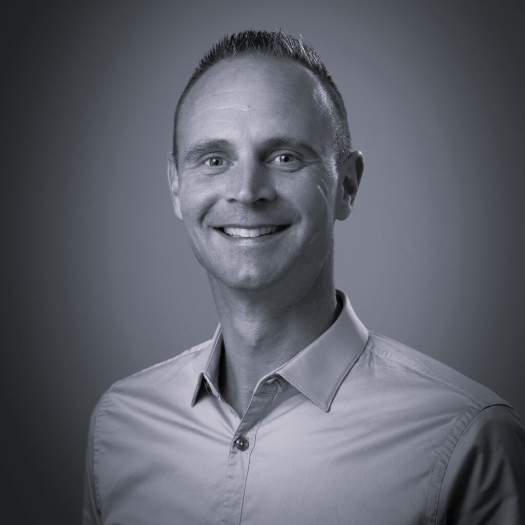 Roel Leenders is technisch specialist en oprichter van LEENDERS Techniek & Montage. Met meer dan 25 jaar ervaring in engineering, onderhoud en projectmanagement vindt hij oplossingen waar anderen stoppen. Door zijn mensgerichte aanpak, brede vakkennis en betrouwbaar netwerk realiseert hij duurzame verbeteringen voor industriële installaties.