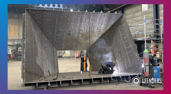 LEENDERS Techniek, LEENDERS Techniek & Montage, mechanisch vakmanschap, slijtagereductie industrie, technisch projectmanagement, onderhoud industriële installaties, revisie en montage, engineering, Forti productlijn, slijtvaste materialen, FortiScrape HS, kopschraper transportband, primaire bandschraper, keramisch schraapblad, RVS bandschraper, levensduur installaties verlengen, stilstand verminderen, transportband reinigen, materiaalophoping voorkomen, onderhoudskosten besparen, efficiënt productieproces, procesoptimalisatie, machine-onderhoud, technische oplossingen