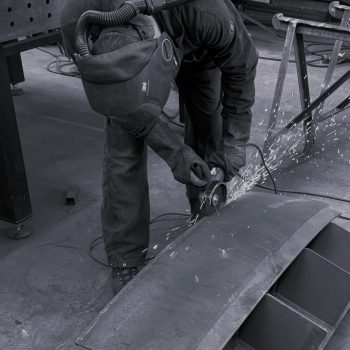 LEENDERS Techniek & Montage biedt complete technische oplossingen en projectmanagement voor industriële installaties. Van analyse tot realisatie: wij lossen complexe mechanische vraagstukken op met vakmanschap, maatwerk en efficiëntie. Dankzij onze ervaring in engineering, onderhoud, revisie en montage zorgen wij dat elke installatie betrouwbaar, duurzaam en optimaal blijft presteren.